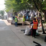 รถขนของพร้อมคนยก