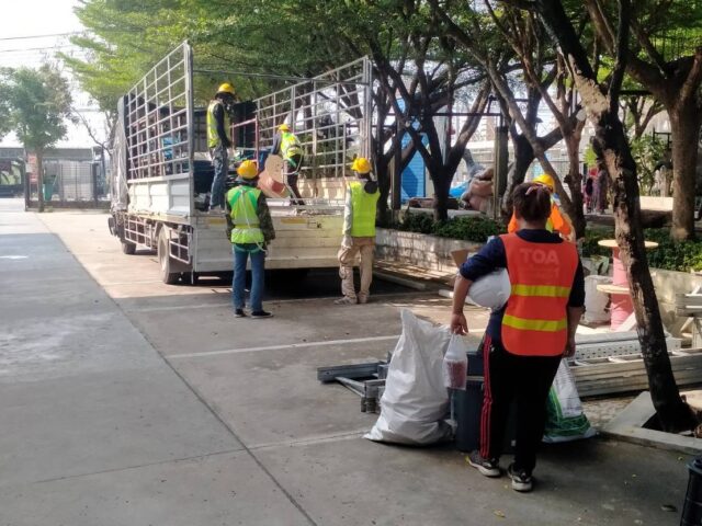 รถขนของพร้อมคนยก-640x480.jpg